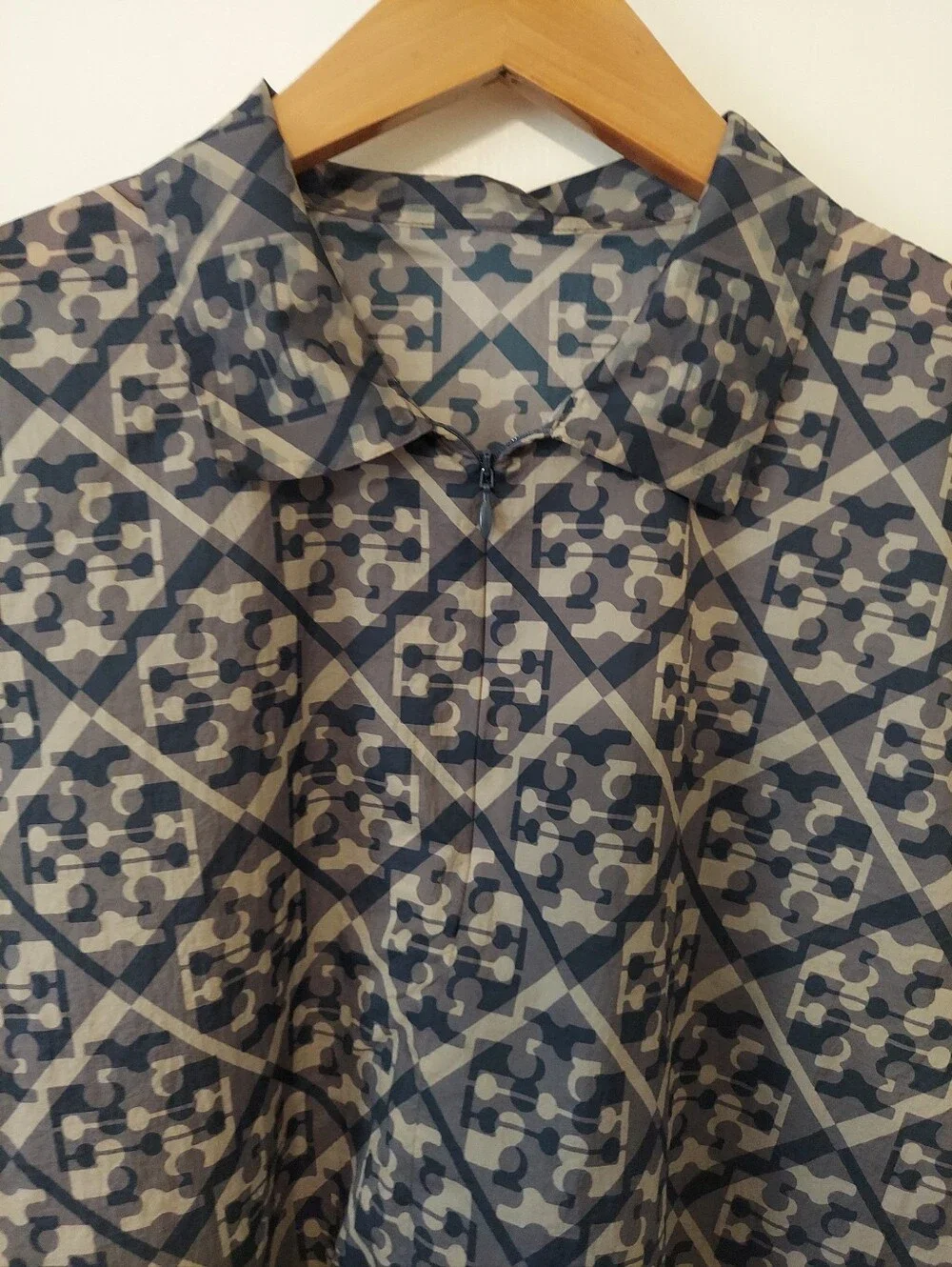 Tory Burch Prismatic T Monogram Nylon Zip Polo Top Gray Womens 10 Office